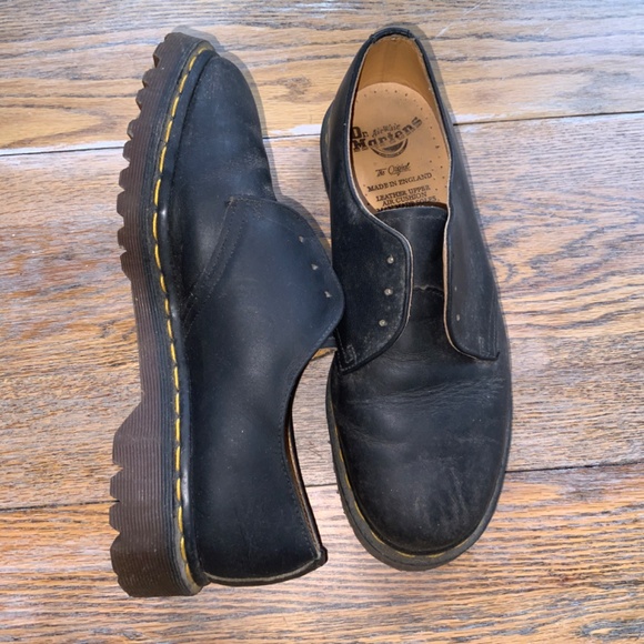 DR MARTENS black leather shoe/excellent condition/just need a quick buff/wax!7